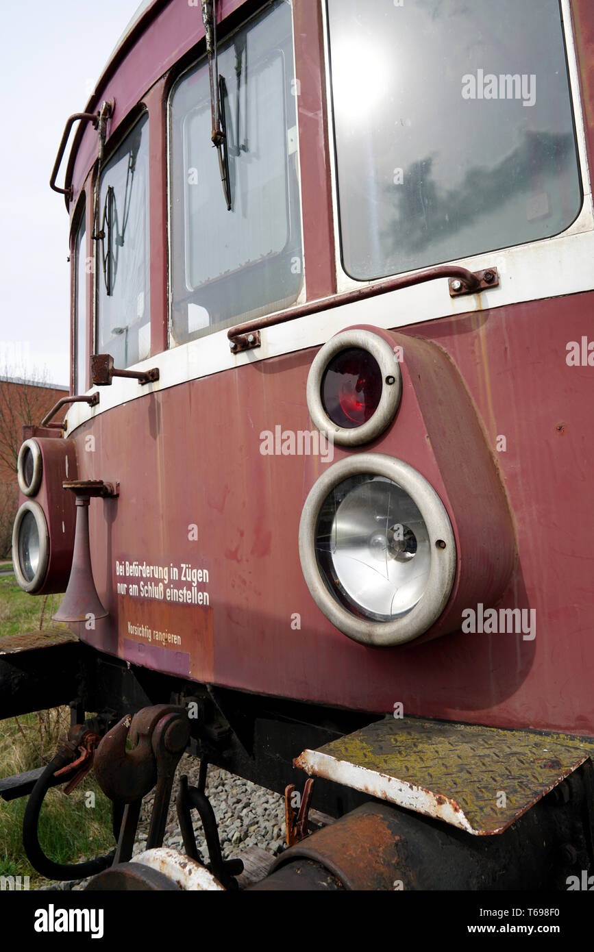 Phares d'un vieille locomotive dans le port de Magdeburg Banque D'Images