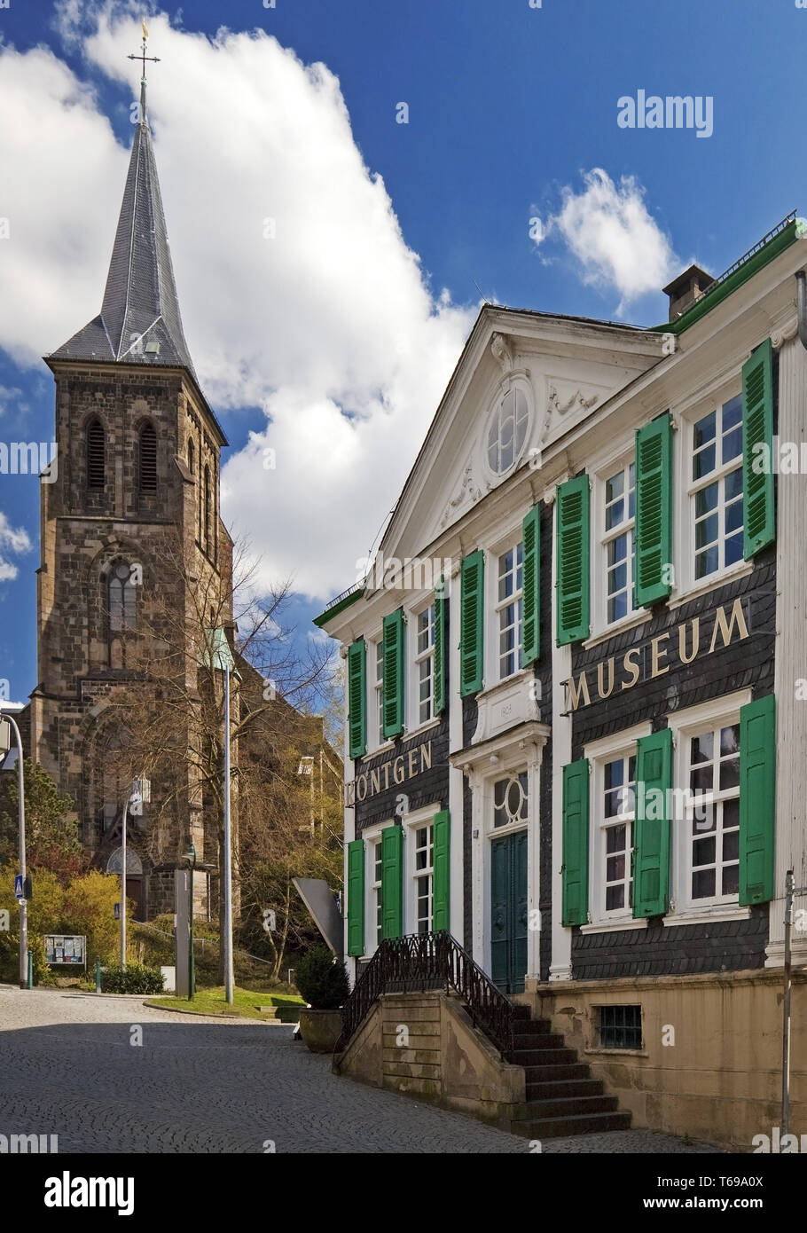 Roentgen-Museum allemand avec l'église St.-Bonaventura, Remscheid, Rhénanie du Nord-Westphalie, Allemagne Banque D'Images