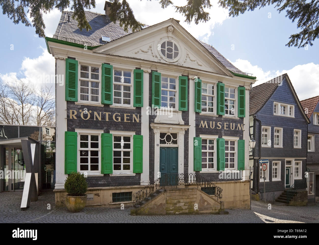 Roentgen-Museum allemand avec l'église St.-Bonaventura, Remscheid, Rhénanie du Nord-Westphalie, Allemagne Banque D'Images