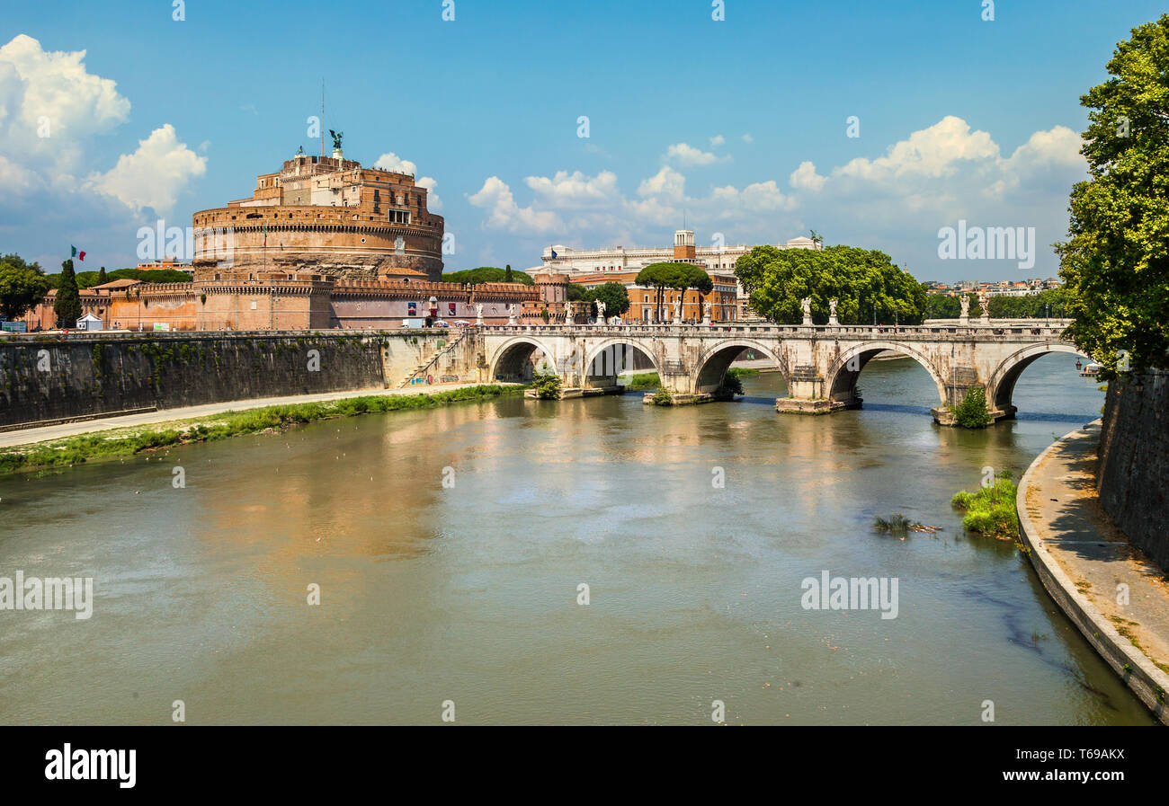 Château Saint Ange et le pont à Rome, Italie Banque D'Images