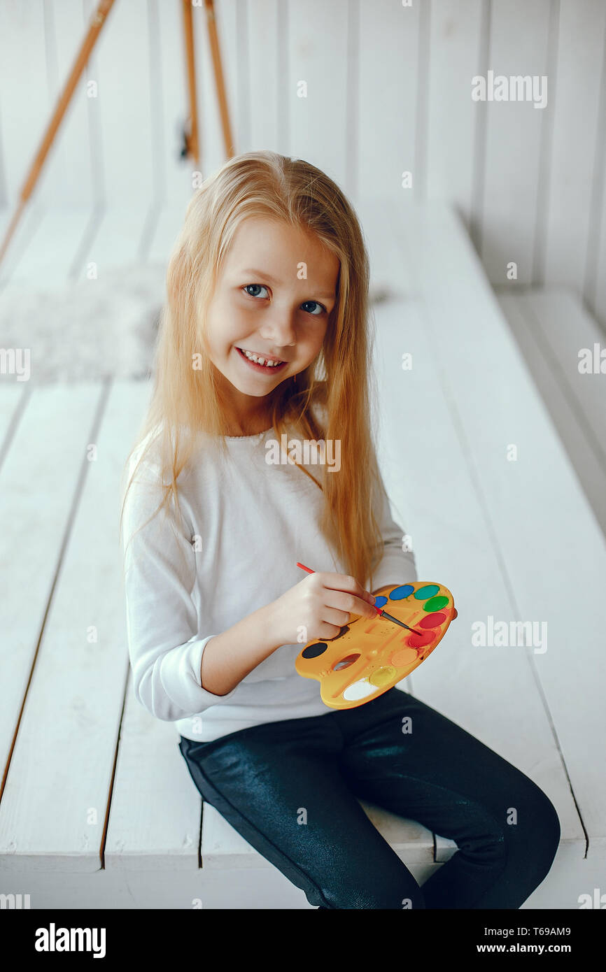 Cute little girl in a studio Banque D'Images