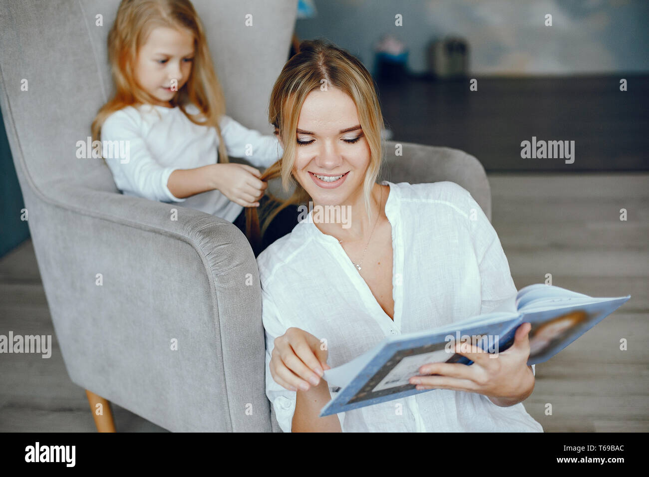 Mère de lire un livre avec fille Banque D'Images