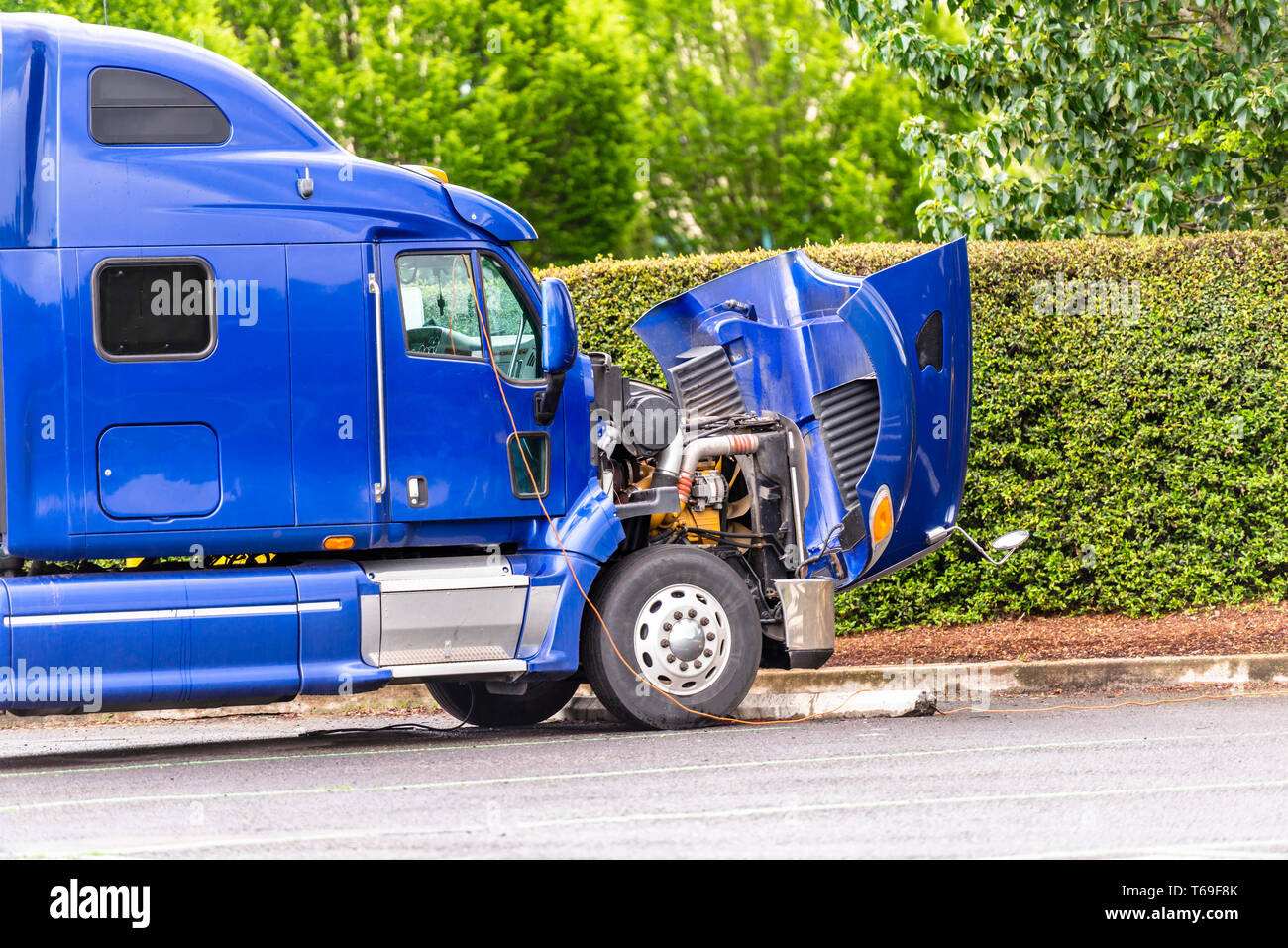 Broken-américain de transport de marchandises de qualité industrielle gros camion bleu semi truck tracteur à ouvrir le capot se dresse sur l'arrêt de camion en attente de stationnement Banque D'Images