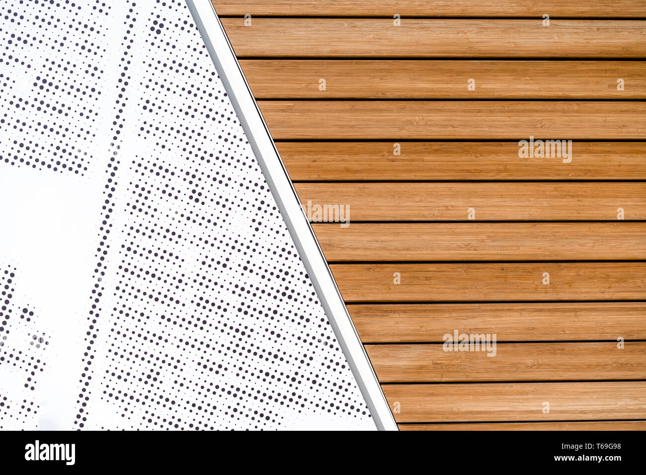 Hôtel moderne de deux parties liées à l'arrière-plan en diagonale en bois naturel et un motif de lamelles en bois laqué avec des points de contrôle regroupées sur un fond blanc Banque D'Images