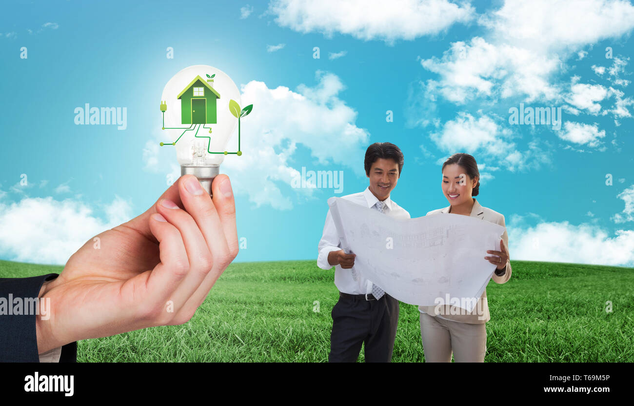 Image composite d'agent immobilier plan avec l'acheteur potentiel Banque D'Images