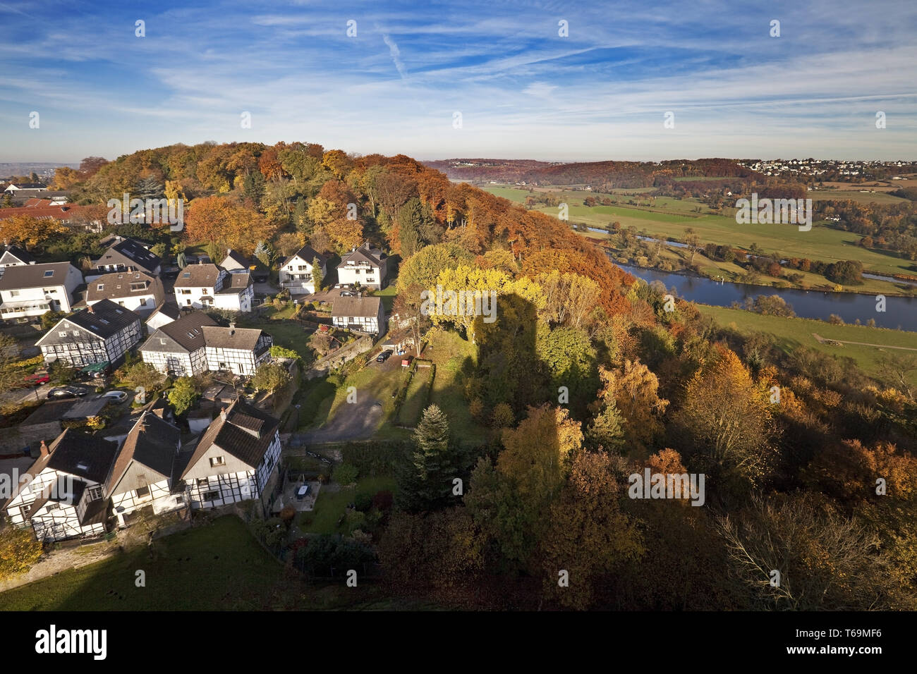 Ombre de château et la vallée de la Ruhr Blankenstein en automne, Hattingen, Ruhr, Allemagne Banque D'Images