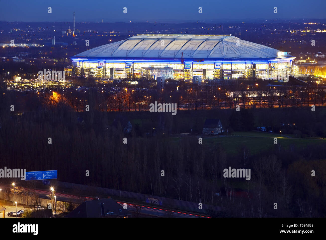 Le stade de football Veltins-Arena illuminé de Schalke 04 au crépuscule, Gelsenkirchen, Allemagne Banque D'Images