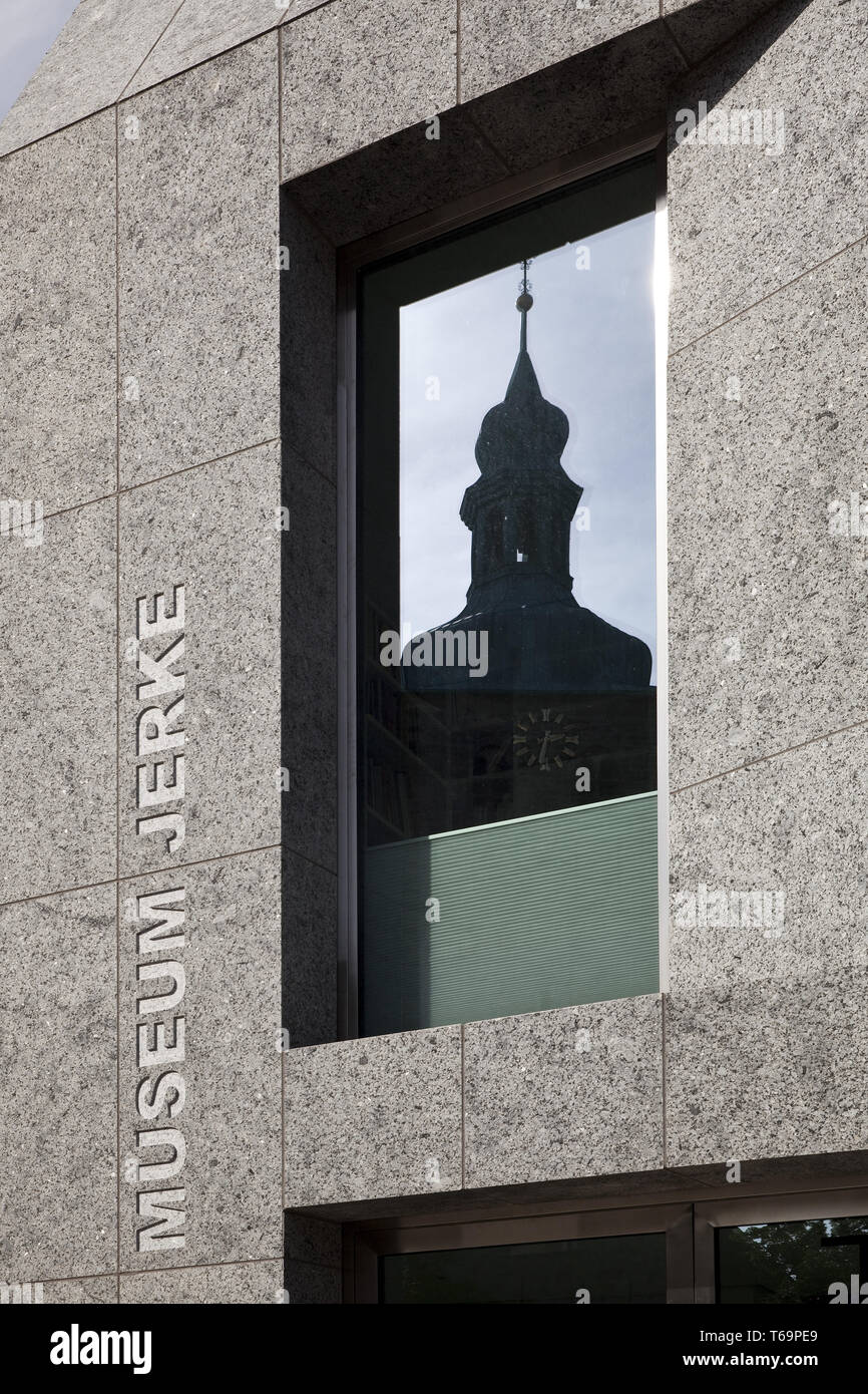 Museum Jerke avec mirrow image du clocher de l'église Saint Pierre, Recklinghausen, Allemagne Banque D'Images