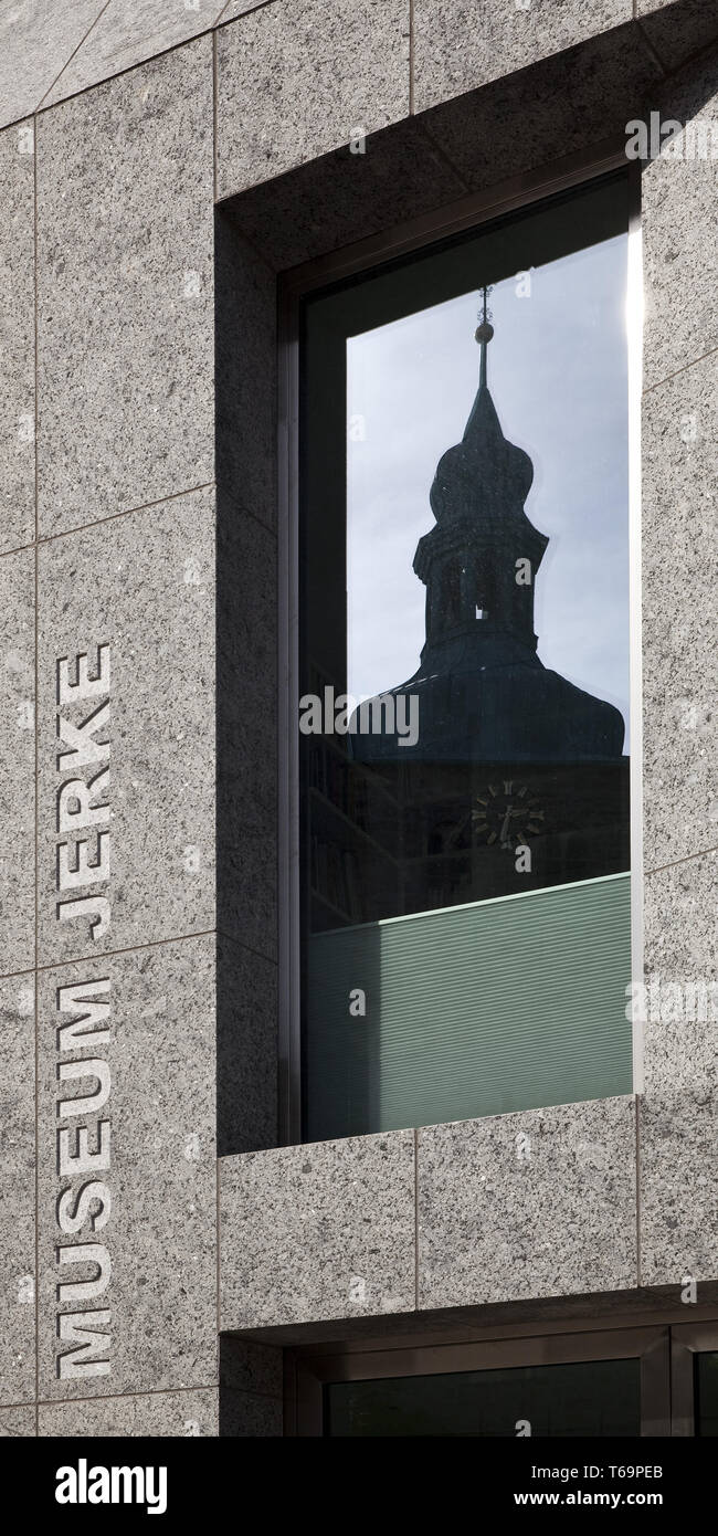 Museum Jerke avec mirrow image du clocher de l'église Saint Pierre, Recklinghausen, Allemagne Banque D'Images