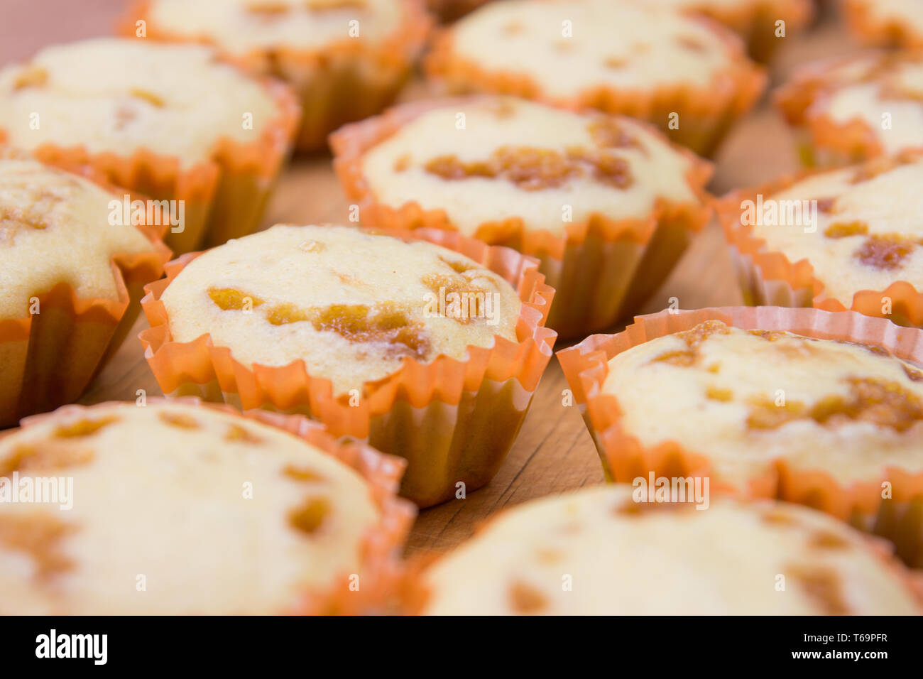 Des muffins fraîchement cuits au four farcies au lait caramélisé closeup Banque D'Images