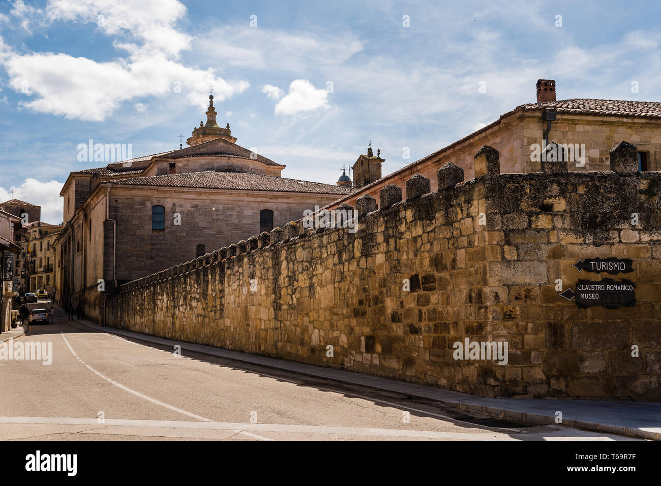 Santo Domingo de Silos, Espagne - 16 Avril 2019 : vue panoramique sur le vieux village traditionnel de Burgos, Castille et Leon Banque D'Images