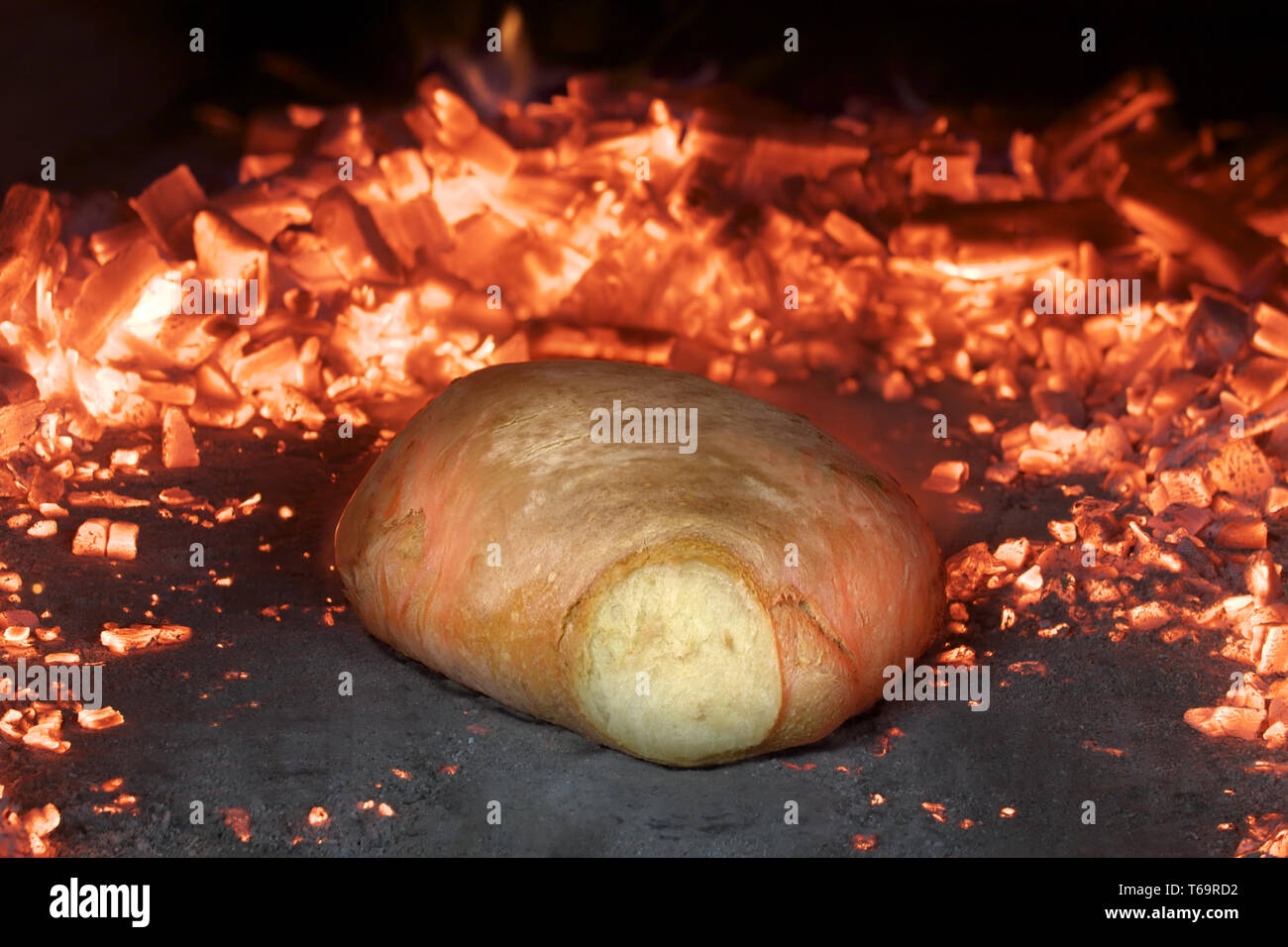 La cuisson du pain de façon traditionnelle Banque D'Images