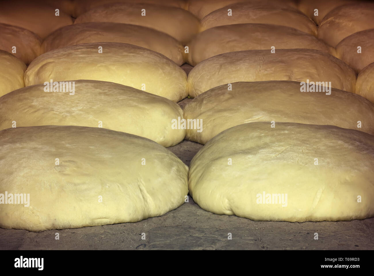 La cuisson du pain de façon traditionnelle Banque D'Images