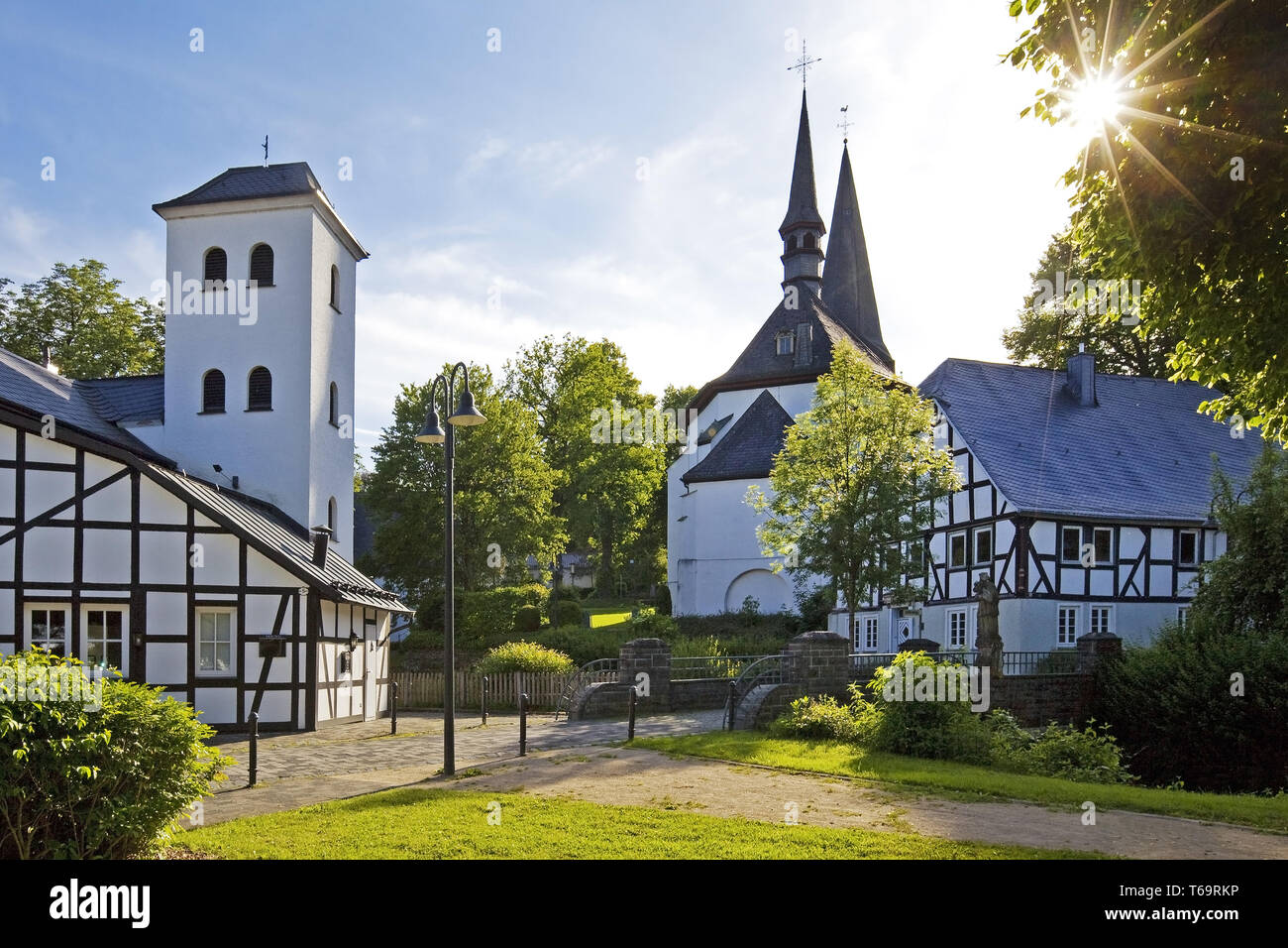 Église paroissiale Saints Pierre et Paul, Eslohe, Sauerland, Rhénanie du Nord-Westphalie, Allemagne, Europe Banque D'Images