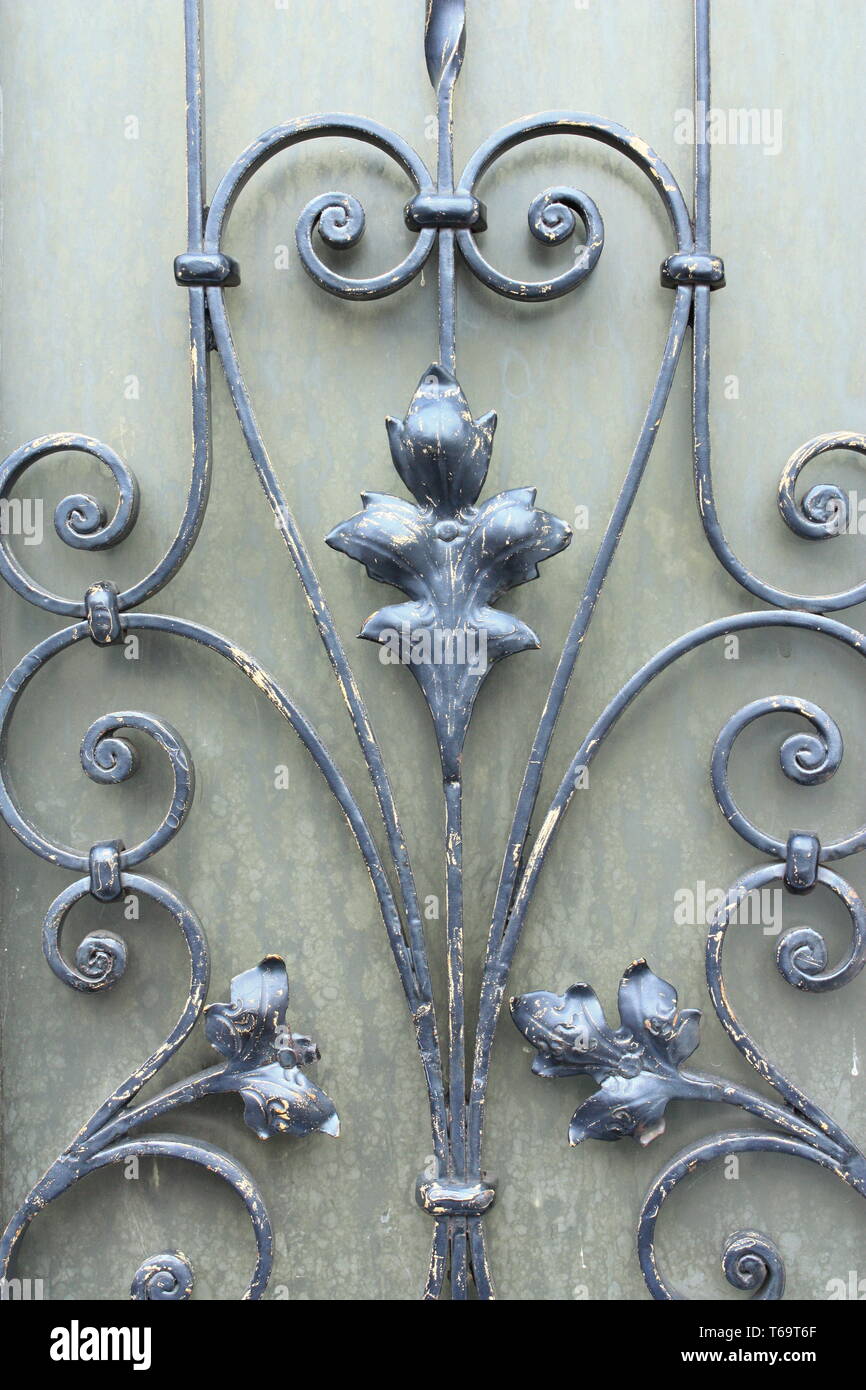 Wrought iron window bars Banque de photographies et d’images à haute ...