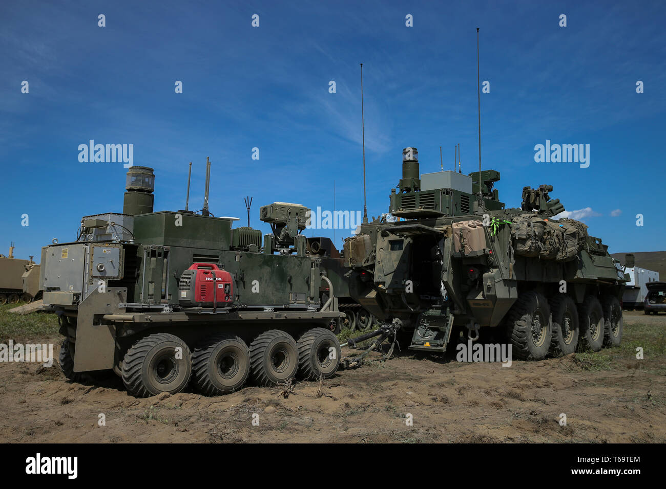 Un Multi-Utility Transport tactique s'équiper d'armes chimiques, biologiques, radiologiques et nucléaires et des capteurs chimiques d'un drone de reconnaissance est mis en scène au cours de l'infraction complexe robotique Concept (RCBC) Le Centre de formation de la Yakima de Yakima, Washington, 26 avril 2019. RCBC permet à l'armée d'utiliser des systèmes autonomes qui fournissent une plus grande sensibilisation sur la modernisation de l'équipement. (U.S. Marine Corps photo par Lance Cpl. Nathaniel Q. Hamilton) Banque D'Images