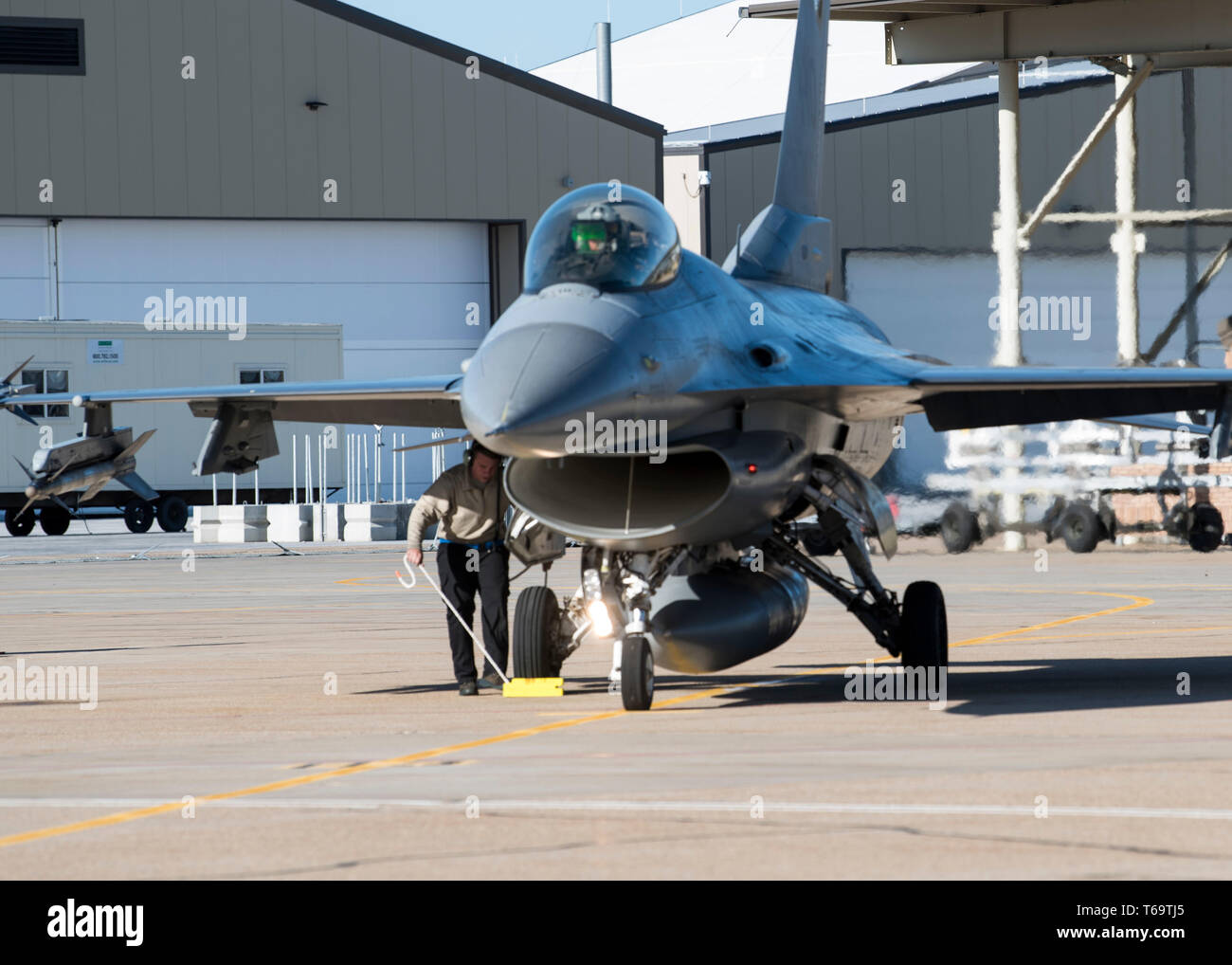 Une 311e Unité de maintenance d'aéronefs chef d'équipage tire les craies à partir d'un F-16 Fighting Falcon, le 25 avril 2019, sur Hill Air Force Base, dans l'Utah. Plus de 200 personnes et 16 F-16s ont été déployées pour Hill pour faire de l'exercice Venom 19-01. (U.S. Photo de l'Armée de l'air par le sergent. BreeAnn Sachs) Banque D'Images