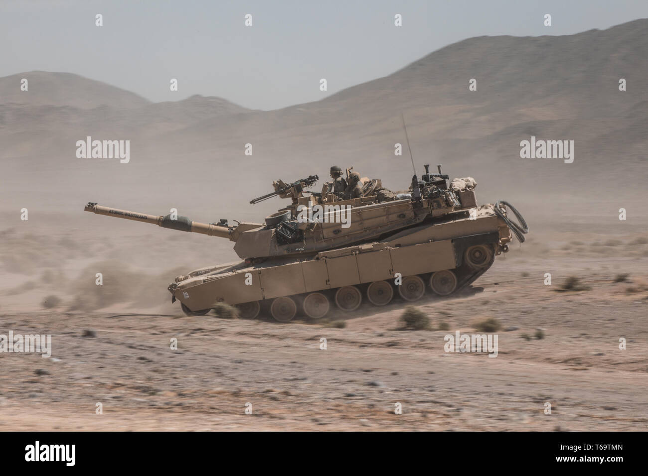 Un M1A2 Abrams manœuvres dans l'espace de formation de Fort Irwin, ca. Lors de la 2e Armored Brigade Combat Team, 1re Division de cavalerie de rotation d'action décisive de l'19-06. Banque D'Images