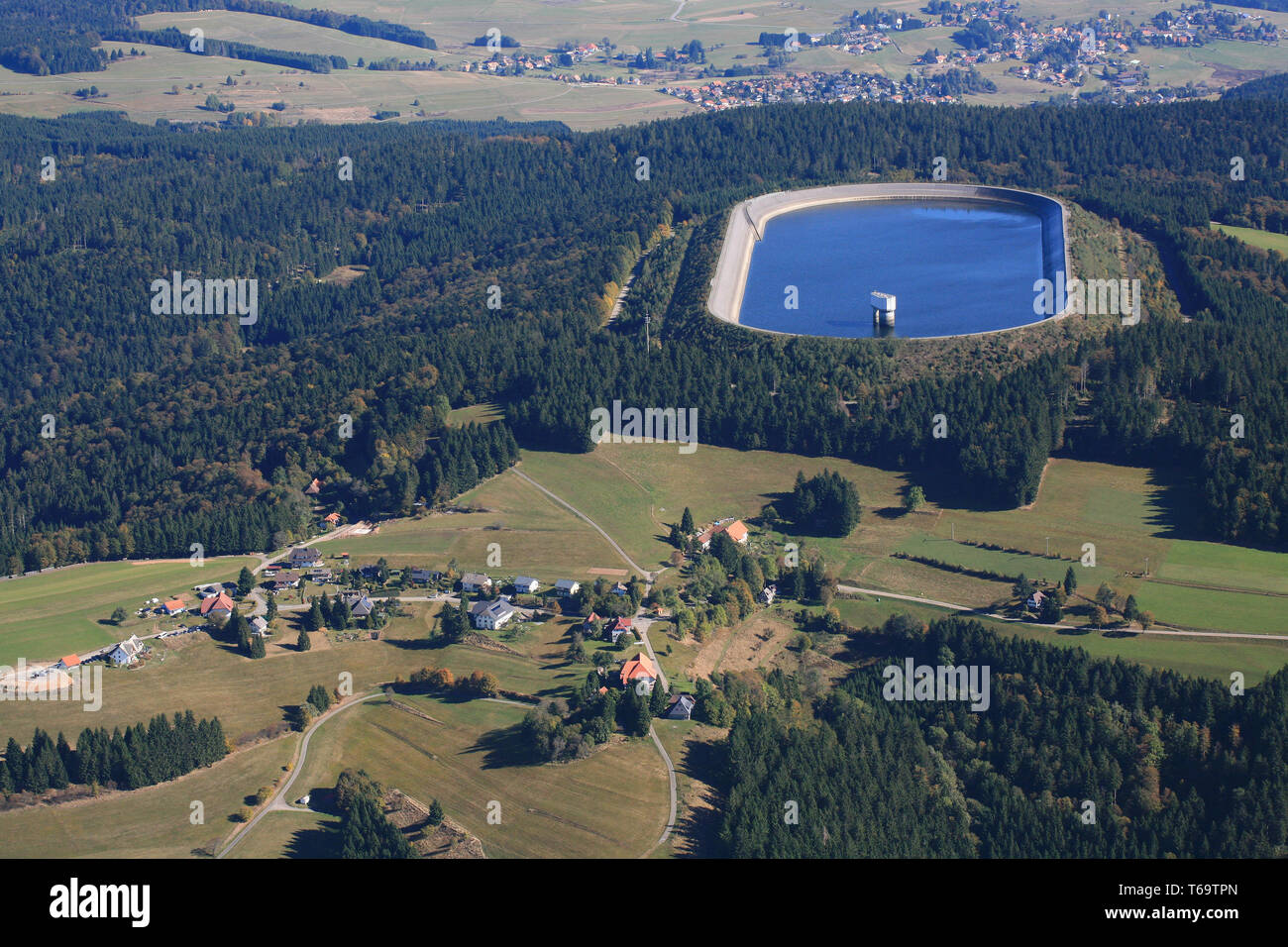 Vue sur le lac de Schluch réservoir en Forêt-Noire du Sud, Allemagne Banque D'Images