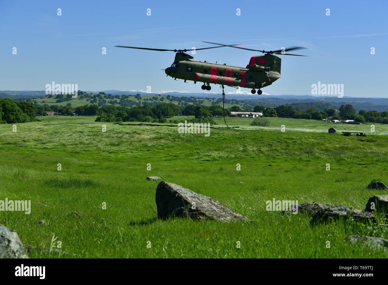 L'Armée américaine Un hélicoptère CH-47 Chinook affecté à la Garde nationale de Californie 1er bataillon du 126e Régiment d'aviation, prend son envol, avec un seau d'eau jointe à un helibase dans Sutter Creek, Californie, le 27 avril 2019. L'Armée de Californie et de la Garde nationale aérienne des unités d'hélicoptères former chaque année avec Cal Fire en Californie, le Département des forêts et la protection contre les incendies. Le partenariat renforce les capacités de lutte contre les feux de l'antenne de la Californie. (U.S. Air National Guard photo de Tech. Le Sgt. Julianne M. Showalter) Banque D'Images