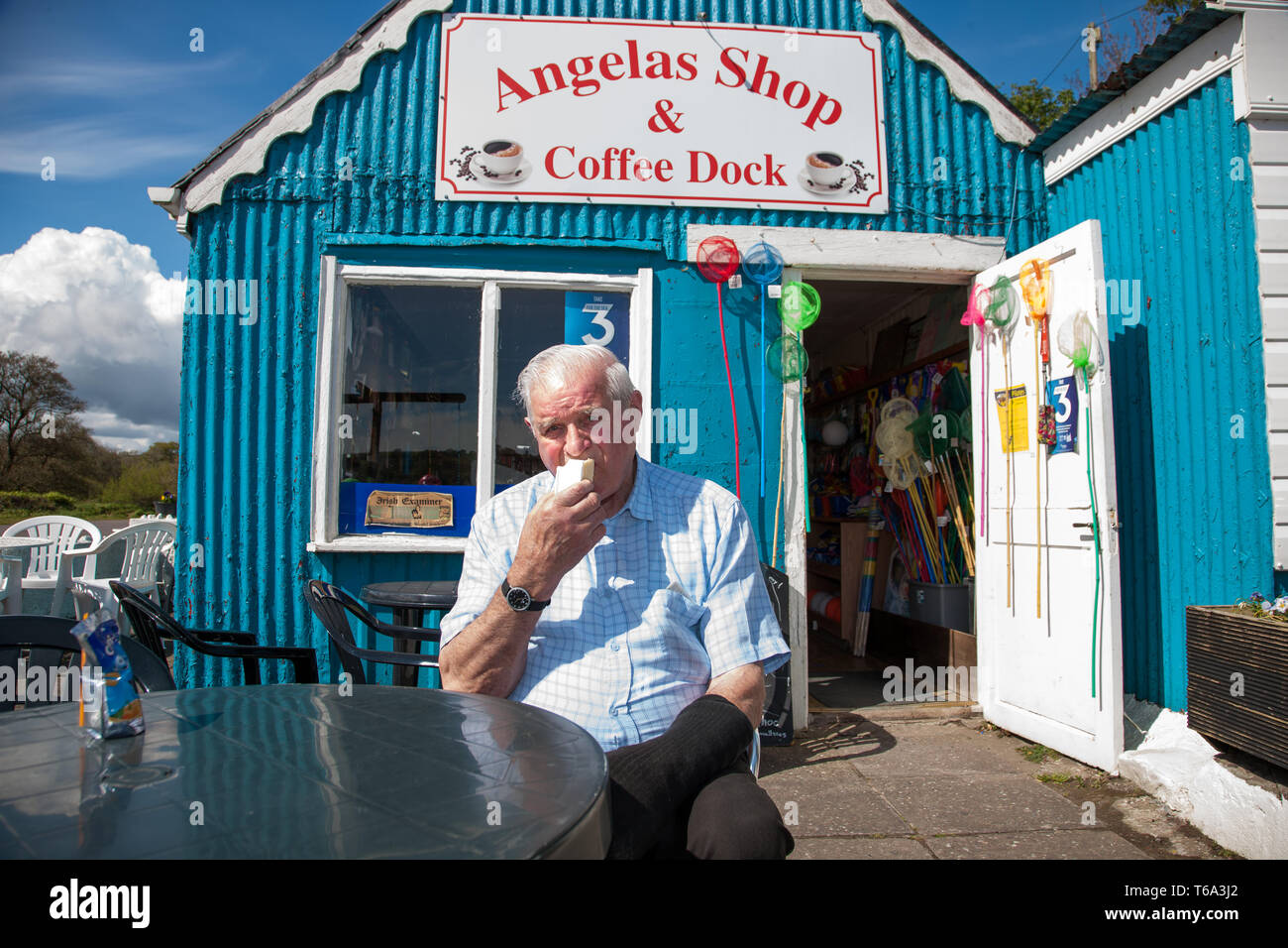 Fountainstown, Cork, Irlande. 30 avril, 2019. Comme tempertures commencent à monter, Mick Morris de Togher bénéficie d'une gaufrette ice cream au Angelas Shop à Fountainstown, Co.Cork, Irlande. Crédit : David Creedon/Alamy Live News Banque D'Images