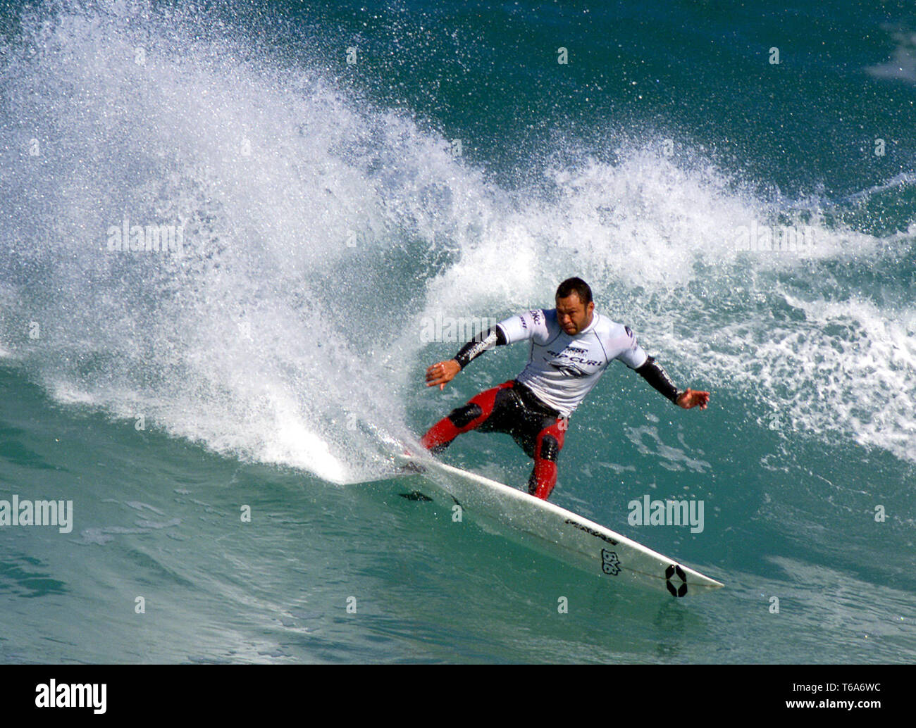 Apr 26, 2000 ; Great Ocean Road, l'Australie, la # 1 SUNNY GARCIA, surfeur du monde, 30 (New York) a remporté les titres de dos à dos dans le premier 2 événements sur l'ASP World Championship Tour (WCT) en remportant le Brésilien Flavio Padaratz @ Rip Curl Pro surf contest. Crédit : Pierre Tostee/ASP/ZUMAPRESS.com/Alamy Images couvertes de Live News Banque D'Images