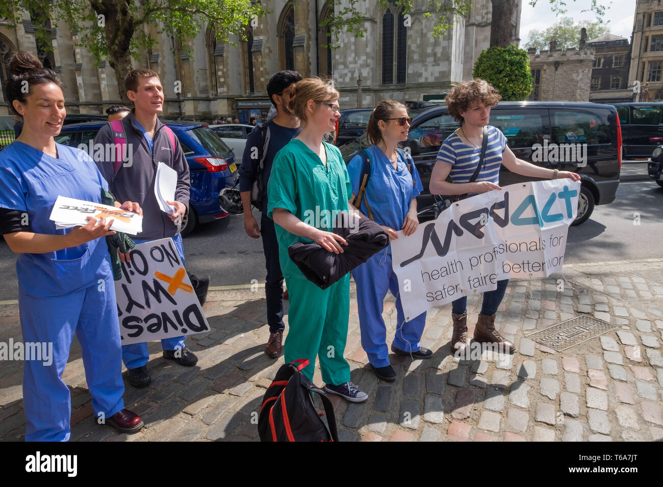 Londres, Royaume-Uni. 30 avril 2019. La London Mining Network et d'autres à l'extérieur de l'aga de London-énumérés société minière Anglo American en tant qu'actionnaires arrivent. Ils protestent contre son mépris des droits de l'homme, la destruction de l'environnement causés par ses projets, et ses politiques néo-coloniales en Colombie, Brésil, Pérou, Chili, Afrique du Sud et ailleurs. Des manifestants ont été actionnaires et suis allé à l'intérieur de poser des questions à l'AGA. Inminds ont également protesté comme fournitures de De Beers diamonds à couper en Israël, fournissant l'argent pour financer l'armée israélienne et l'apartheid israélien. Peter Marshall/ Alamy Live News Banque D'Images