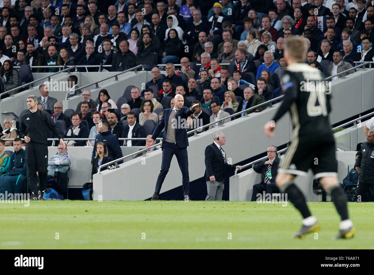 Londres, Royaume-Uni. Apr 30, 2019. AFC Ajax Gestionnaire, Erik Dix Hag durant la demi-finale de la Ligue des Champions match entre Tottenham Hotspur et Ajax à Tottenham Hotspur Stadium, Londres, Angleterre le 30 avril 2019. Photo par Carlton Myrie. Usage éditorial uniquement, licence requise pour un usage commercial. Aucune utilisation de pari, de jeux ou d'un seul club/ligue/dvd publications. Credit : UK Sports Photos Ltd/Alamy Live News Banque D'Images