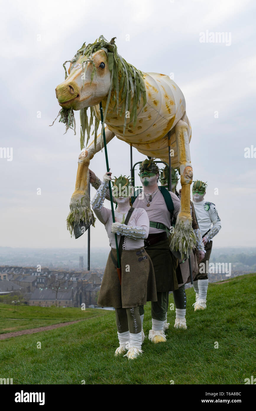 Edinburgh, Ecosse, Royaume-Uni. 30 avril, 2019. Beltane Fire Festival marque le début de l'été, le mardi 30 avril avec un spectacle de feu, théâtre immersif, de tambours, de peinture du corps, et des costumes élaborés. Décrit par certains comme la cité médiévale Burning Man, cette alternative peut Day celebration réinvente l'ancienne fête celtique avec environ 300 artistes bénévoles pour des milliers de spectateurs du monde entier sur le dessus de Calton Hill, à Édimbourg . Credit : Iain Masterton/Alamy Live News Banque D'Images