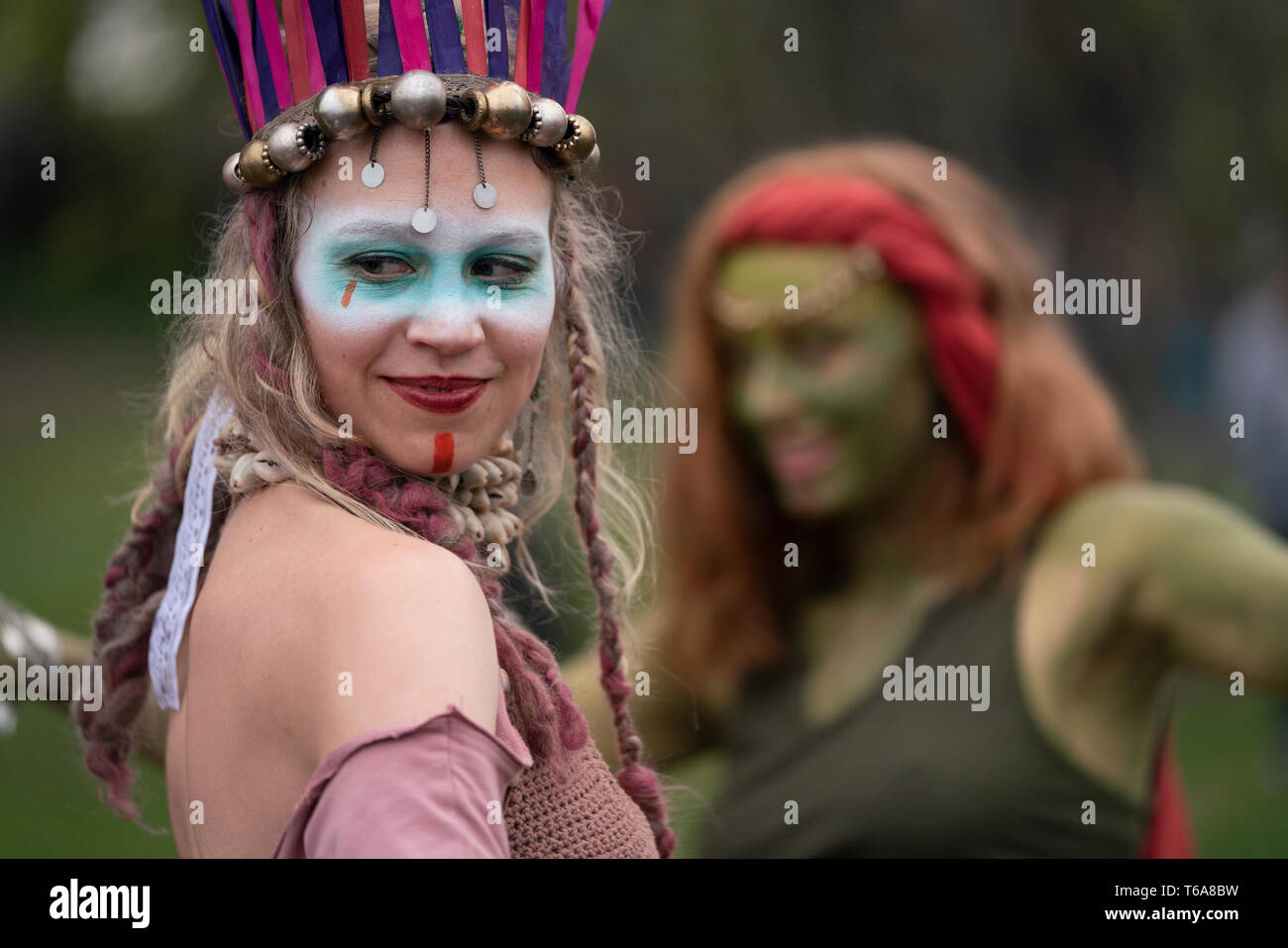 Edinburgh, Ecosse, Royaume-Uni. 30 avril, 2019. Beltane Fire Festival marque le début de l'été, le mardi 30 avril avec un spectacle de feu, théâtre immersif, de tambours, de peinture du corps, et des costumes élaborés. Décrit par certains comme la cité médiévale Burning Man, cette alternative peut Day celebration réinvente l'ancienne fête celtique avec environ 300 artistes bénévoles pour des milliers de spectateurs du monde entier sur le dessus de Calton Hill, à Édimbourg . Credit : Iain Masterton/Alamy Live News Banque D'Images