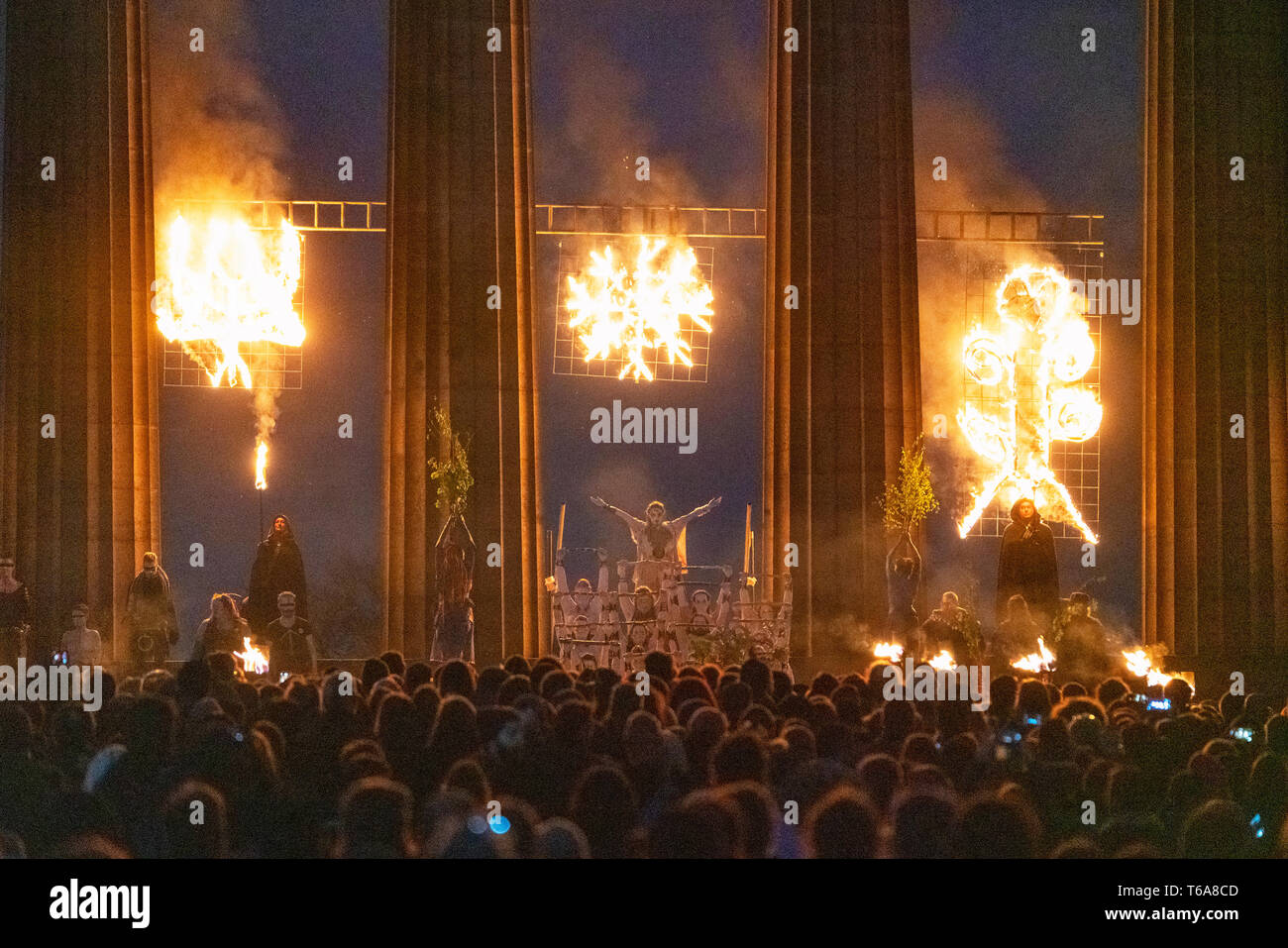 Edinburgh, Ecosse, Royaume-Uni. 30 avril, 2019. Beltane Fire Festival marque le début de l'été, le mardi 30 avril avec un spectacle de feu, théâtre immersif, de tambours, de peinture du corps, et des costumes élaborés. Décrit par certains comme la cité médiévale Burning Man, cette alternative peut Day celebration réinvente l'ancienne fête celtique avec environ 300 artistes bénévoles pour des milliers de spectateurs du monde entier sur le dessus de Calton Hill, à Édimbourg . Credit : Iain Masterton/Alamy Live News Banque D'Images