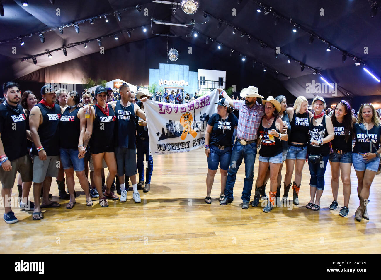 Indio, California - Avril 27, 2019 Rt 91 survivants avec un panneau, l'amour gagne à Stagecoach Country Music Festival. Banque D'Images