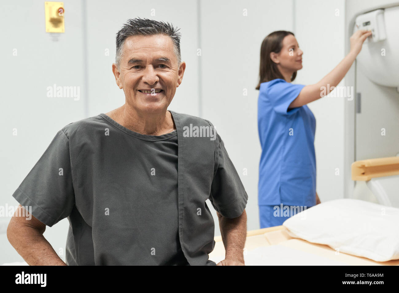 Portrait Of Happy Senior Man Smiling comme Patient In Hospital Banque D'Images