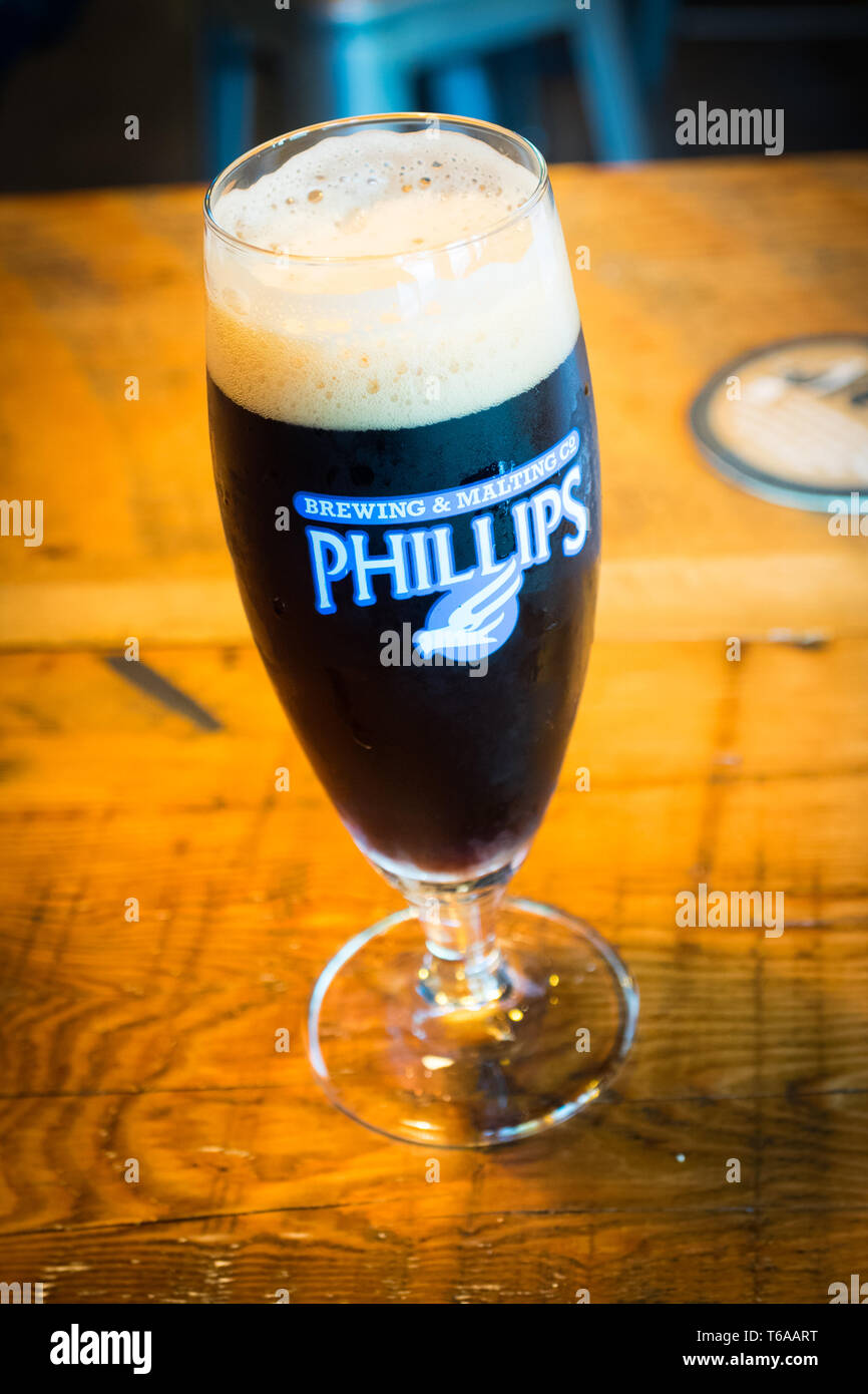Pinte de Phillips Longboat, porter au chocolat comme on le voit dans la salle de dégustation de la brasserie Phillips & Malting Co., à Victoria, Colombie-Britannique, Canada. Banque D'Images