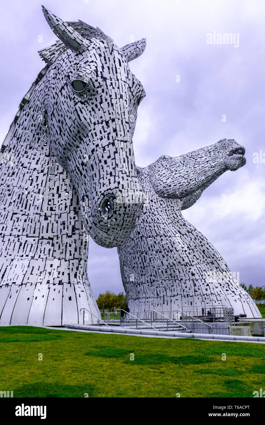 Parc Helix, Écosse, 2018 - deux personnes marcher sous la Kelpies grand cheval sculptures par Andy Scott, un exemple d'art public financé par uk lottery mon Banque D'Images