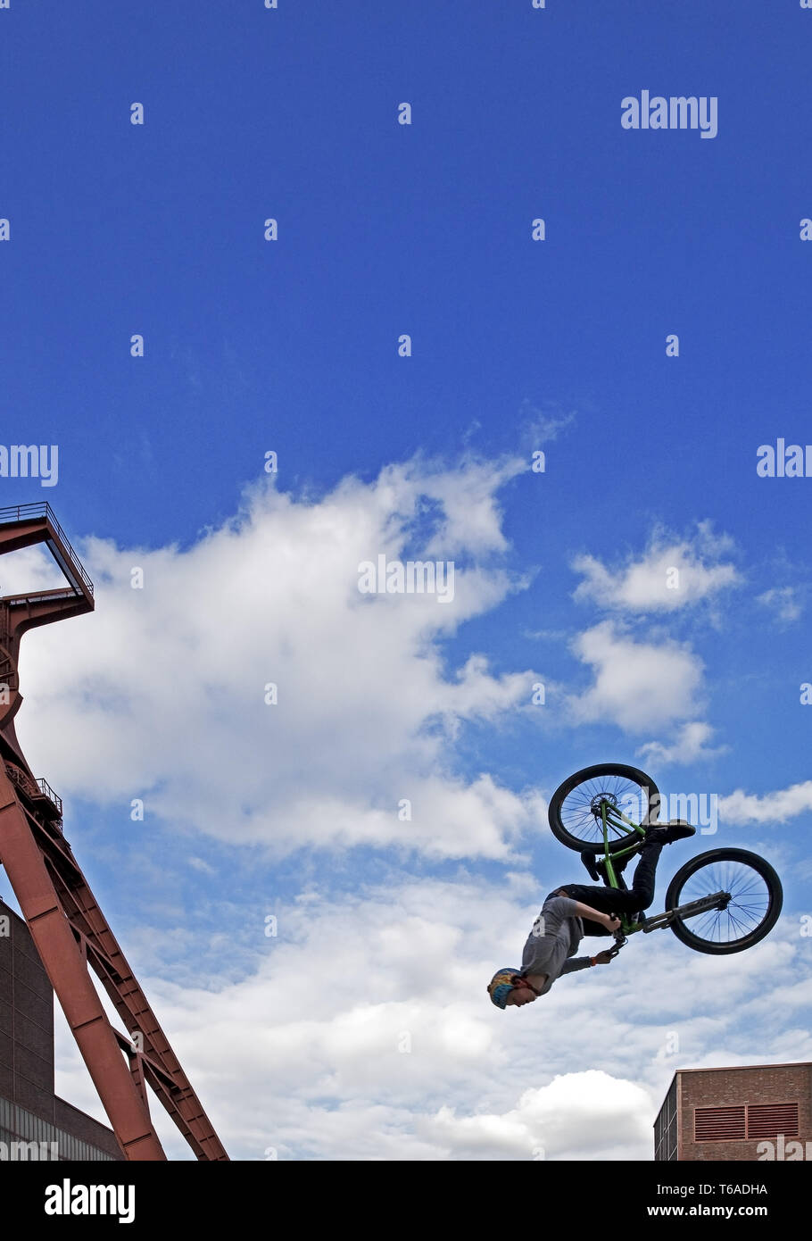 BMX rider saut en face de la chapellerie de mine de charbon de Zollverein, Essen, Ruhr, Allemagne, Europe Banque D'Images