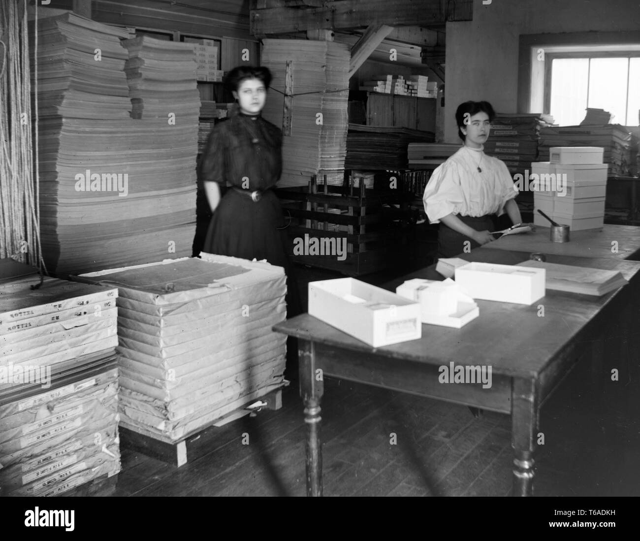 Deux femmes posent dans l'backshop d'un journal, ca. 1907. Banque D'Images