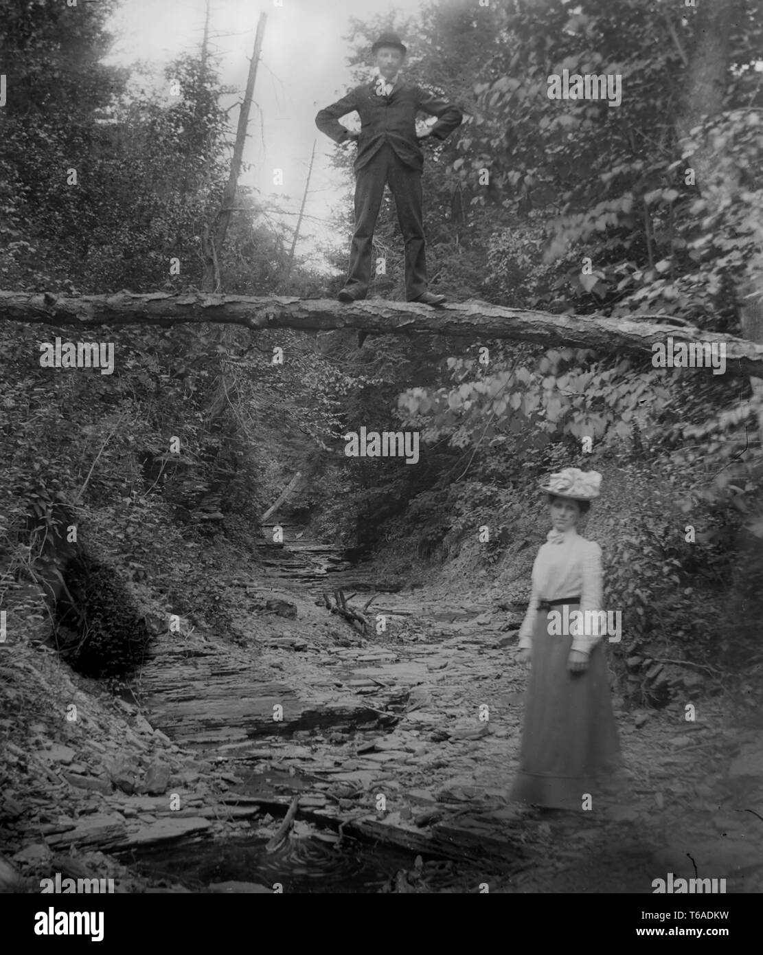 Un couple pose tandis que lors d'une promenade en forêt de Pennsylvanie, ca. 1910. Banque D'Images