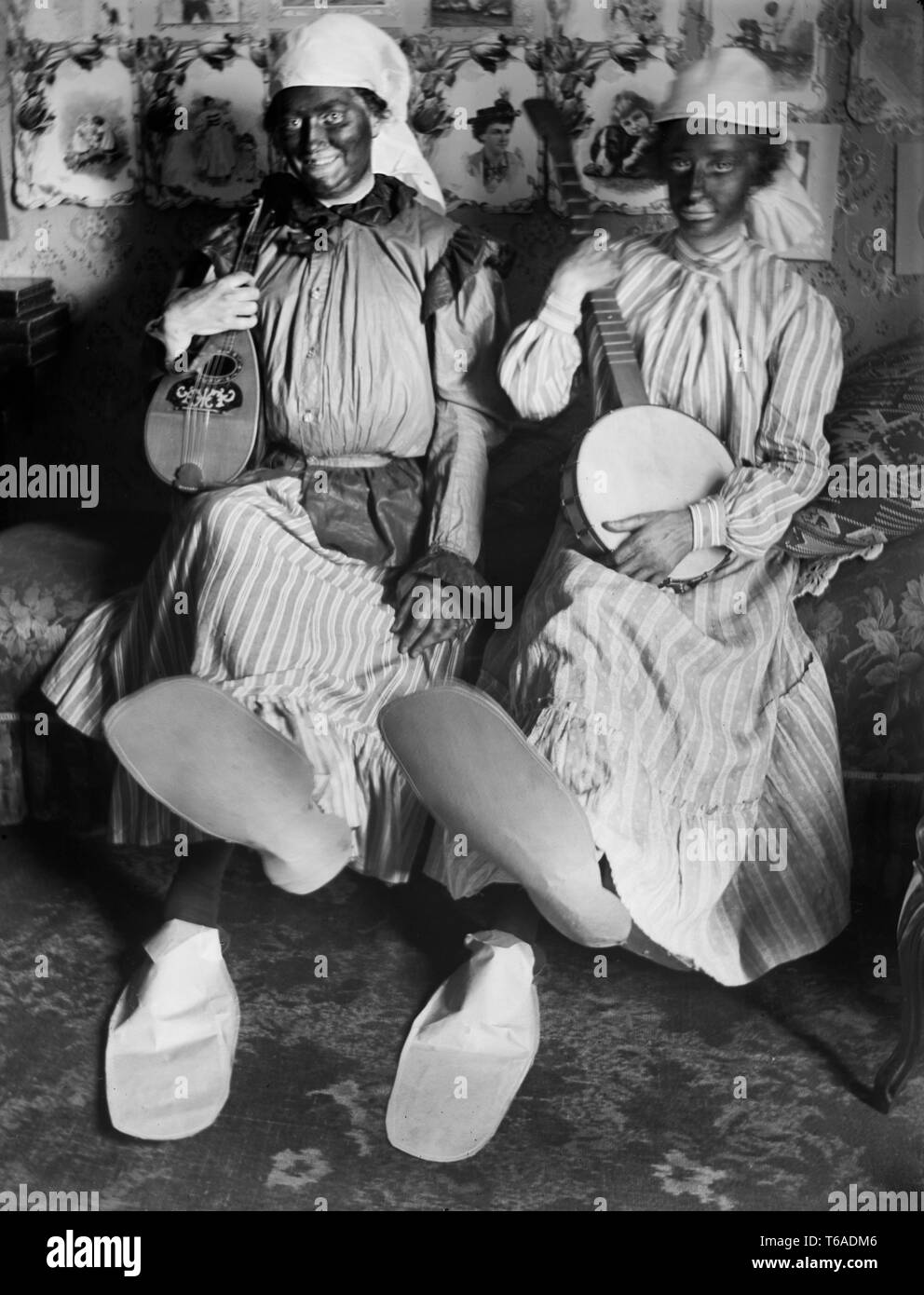 Deux femmes dans l'embrayage blackface leurs instruments de musique, ca. 1900. Banque D'Images