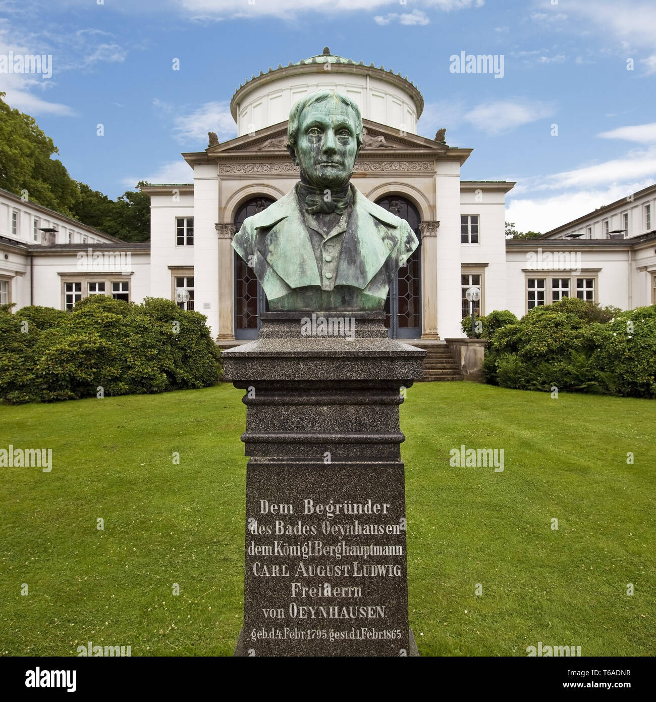 Buste de Karl von Oeynhausen devant Badehaus 1 dans le parc thermal, Bad Oeynhausen, Allemagne Banque D'Images