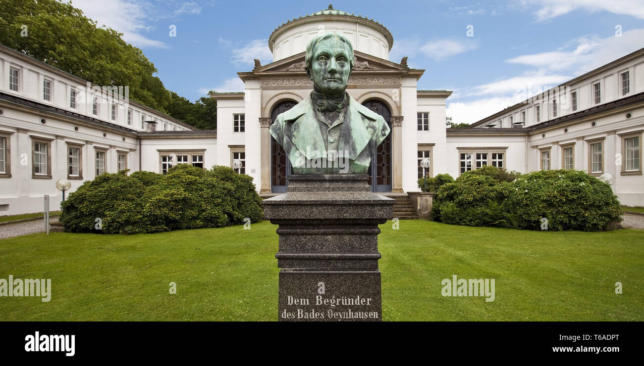 Buste de Karl von Oeynhausen devant Badehaus 1 dans le parc thermal, Bad Oeynhausen, Allemagne Banque D'Images