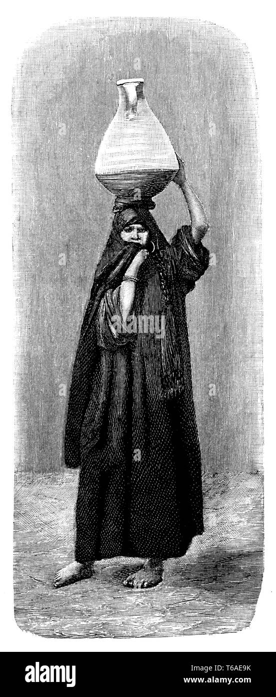 Femme Fellah (Égypte) avec une cruche d'eau sur la tête, 1897 Banque D'Images