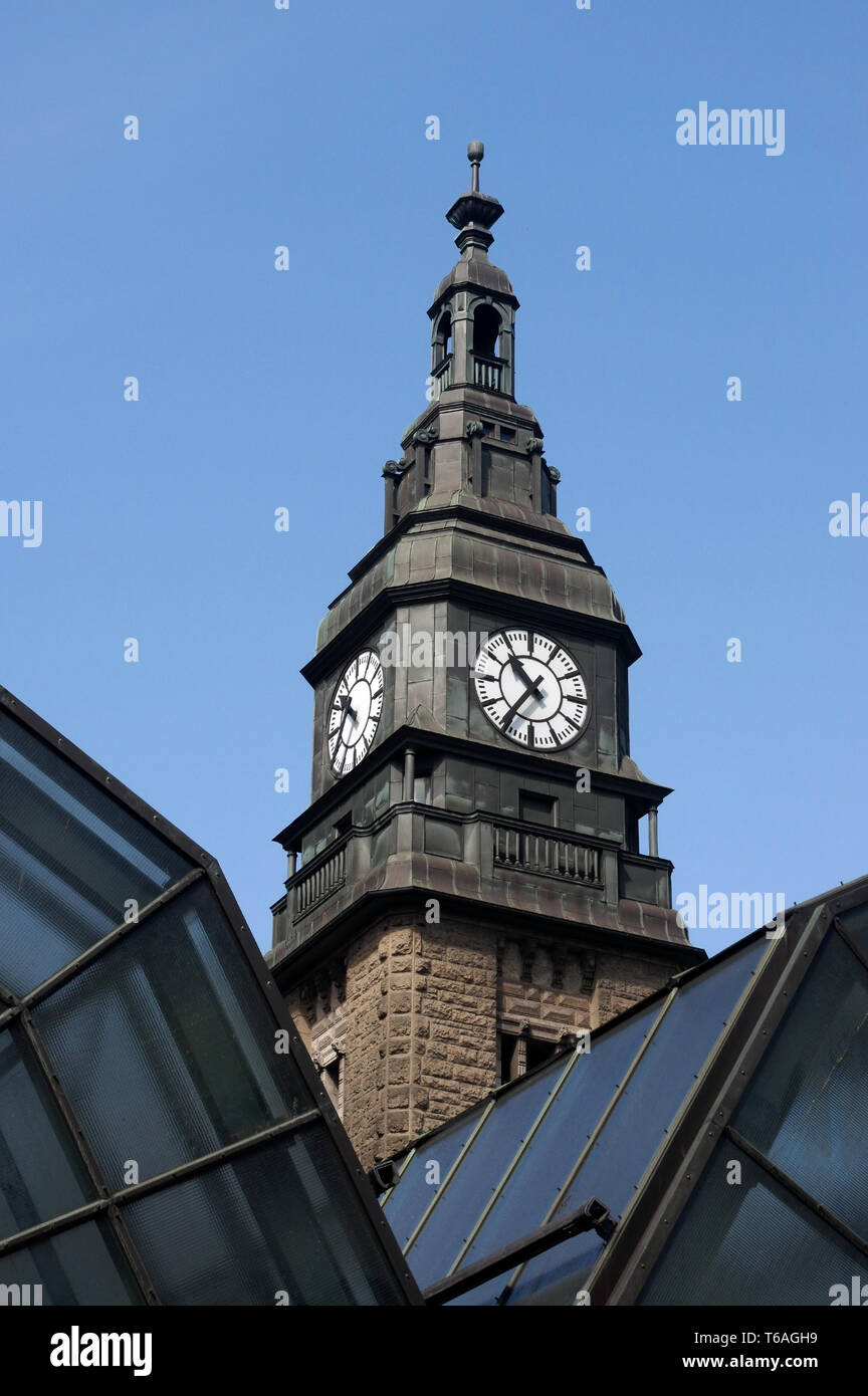 Tour de l'horloge de la gare de Hambourg mail en Allemagne Banque D'Images