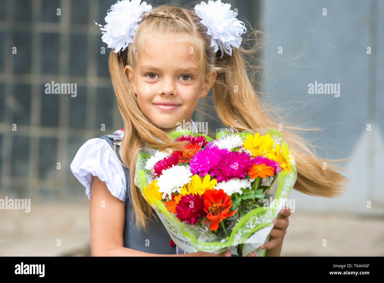 Jusqu'portrait de premier-niveleuse avec un bouquet de fleurs Banque D'Images