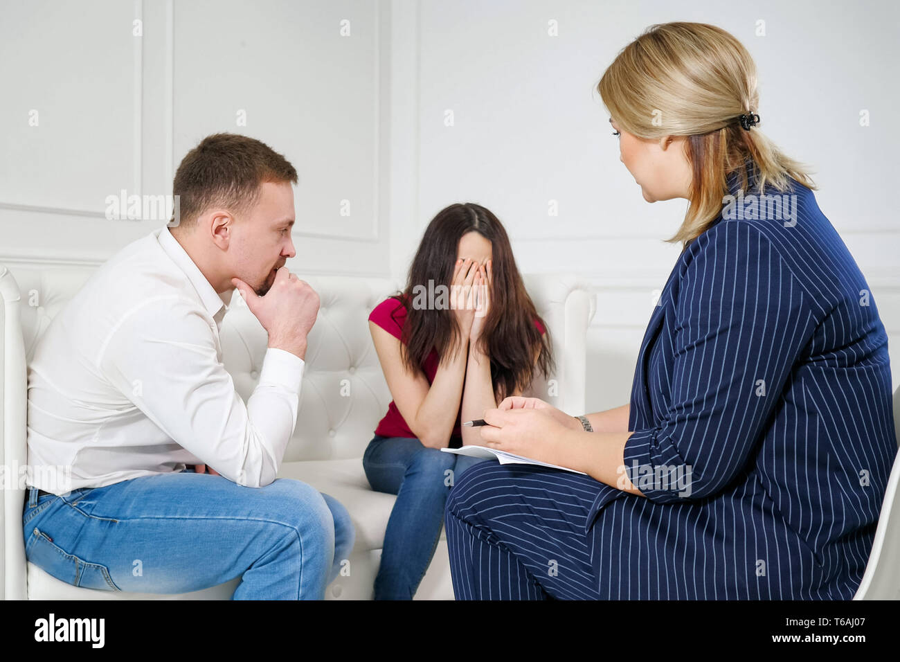 À l'origine de l'homme conseiller de mariage sur la thérapie familiale session. Face à des difficultés de relation familiale Banque D'Images