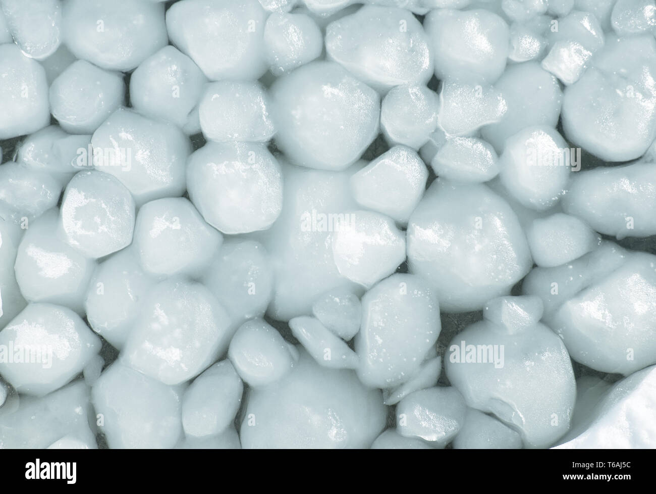 Boules de neige et de glace le frasil sur la surface de l'eau de la rivière de gel au début de l'hiver Banque D'Images