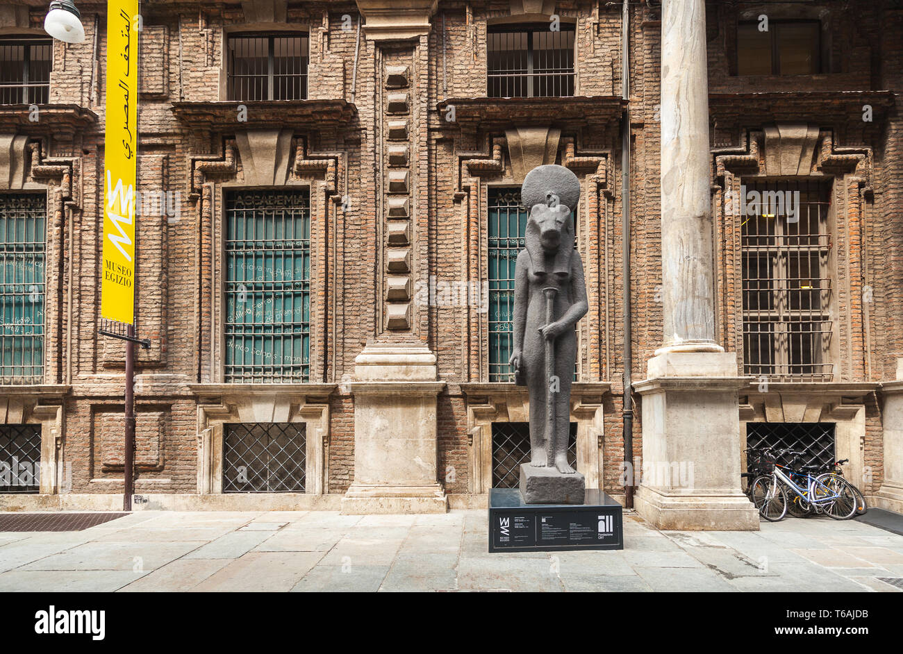 La statue à l'entrée du musée égyptien. Turin Banque D'Images