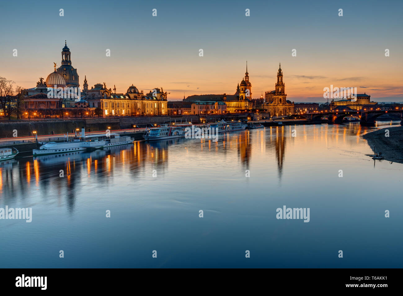 La vieille ville de Dresde, avec l'Elbe au coucher du soleil Banque D'Images
