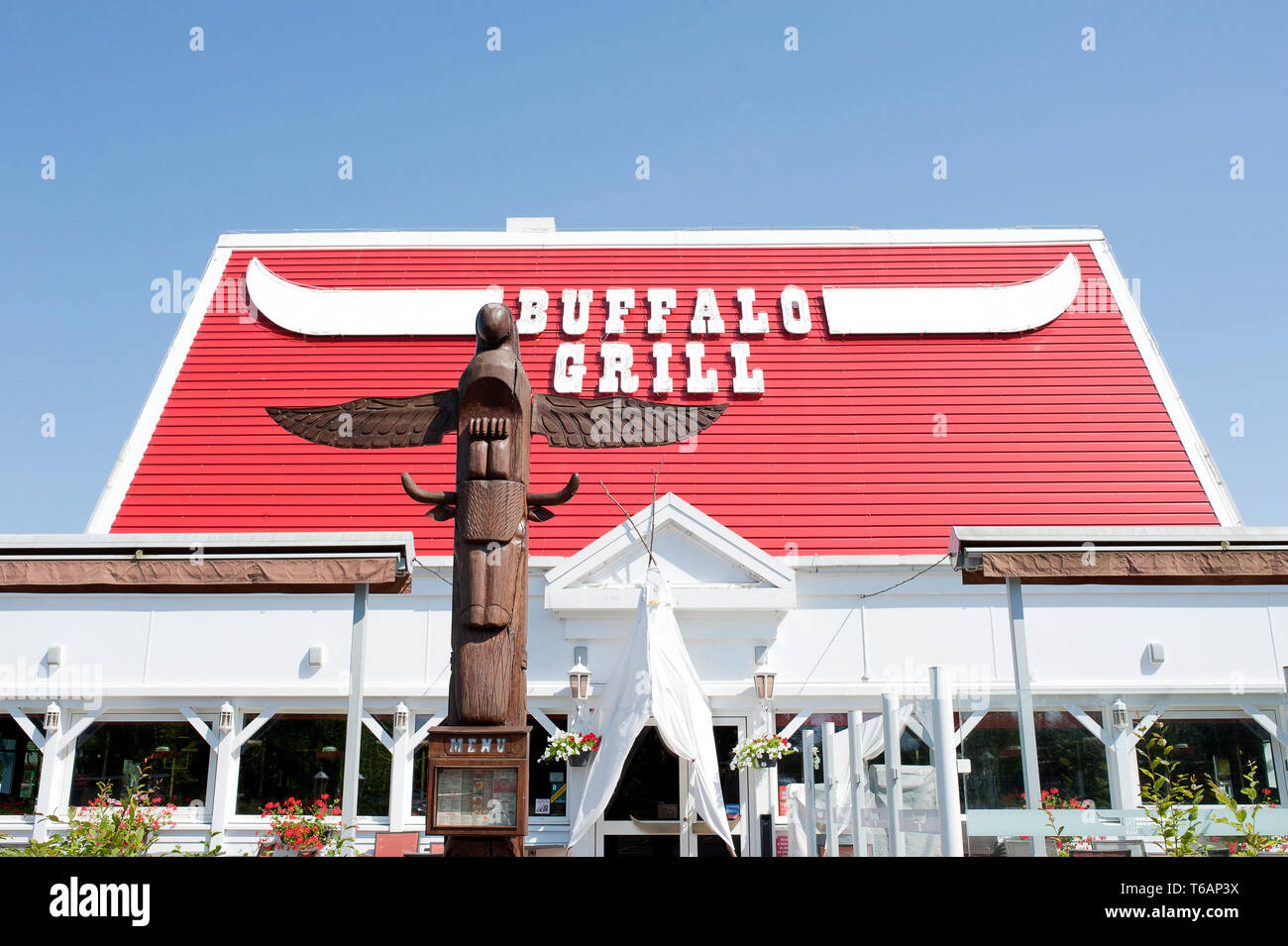 Buffalo Grill Restaurant Sign, toit rouge et totem Photo Stock - Alamy