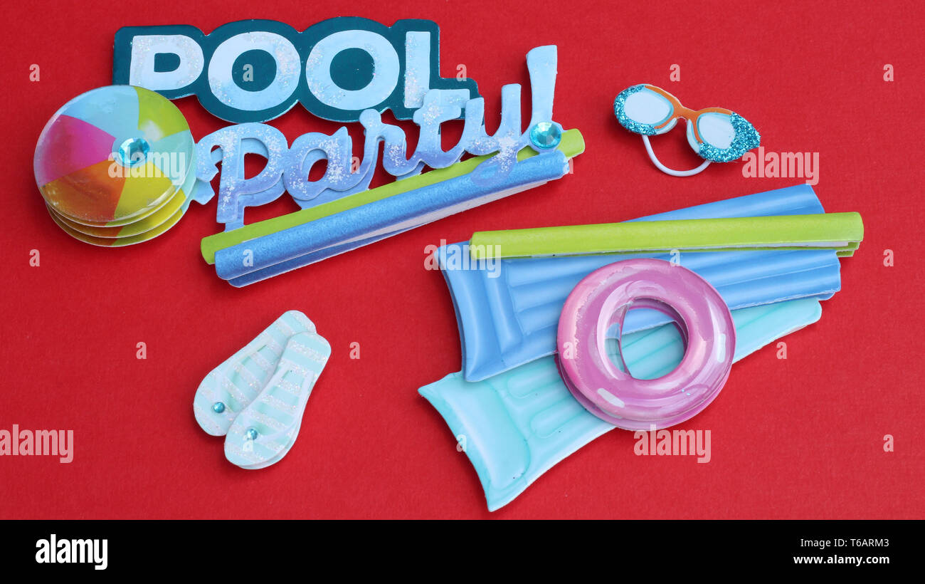 Pool Party dans le texte 3d avec piscine des objets sur un fond rouge Banque D'Images